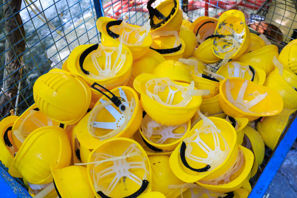 casques de sécurité dans le canyon de saklikent en turquie. monument naturel, un endroit populaire pour les touristes à visiter - editorial safety in a row industry photos et images de collection