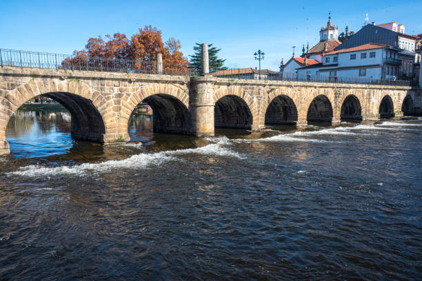 ponte de trajano, pont romain sur la rivière tamega à chaves, au nord du portugal. - trajano photos et images de collection