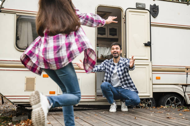 teenager-tochter rennt glücklich zum vater vater, spielt zusammen auf reisen wohnmobil motorrad nach hause, anhänger, wohnwagen auf einem roadtrip-abenteuerurlaub - motor home mobile home isolated vehicle trailer stock-fotos und bilder