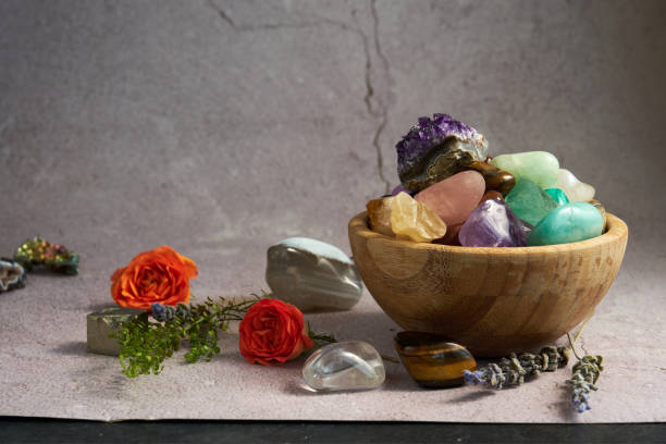 various gem stones in a wooden bowl - close up shiny merchandise rough imagens e fotografias de stock