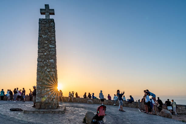 ヨーロッパ大陸の最西端、夕暮れ時のロカ岬、シントラ、ポルトガル - sintra sunset cross outdoors ストックフォトと画像