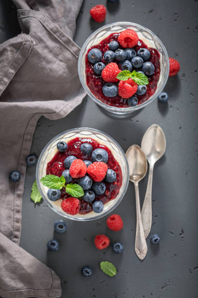 deliziosa e fruttata panna cotta a base di mousse e latte. - 5945 foto e immagini stock