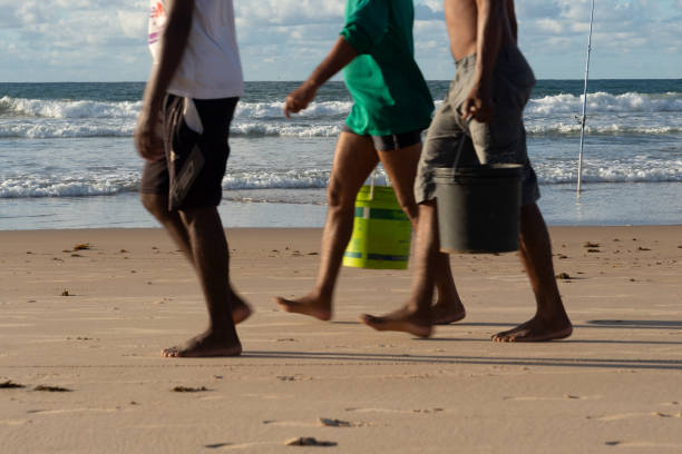 pescadores são vistos pescando durante a madrugada na praia de jaguaribe, na cidade de salvador, bahia. - silhouette three people beach horizon - fotografias e filmes do acervo