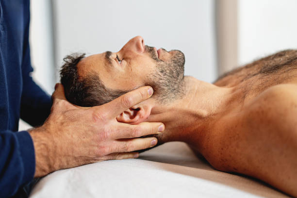 두개천골 기법 - osteopath chiropractic adjustment skull massaging 뉴스 사진 이미지