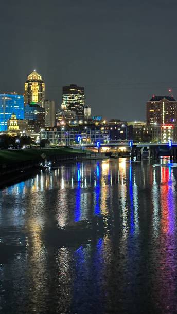 beautiful des moines iowa - iowa des moines bridge night fotografías e imágenes de stock