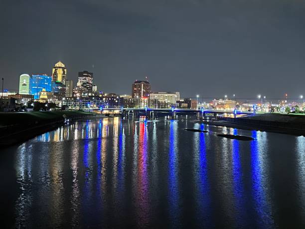 la hermosa des moines, iowa - iowa des moines bridge night fotografías e imágenes de stock