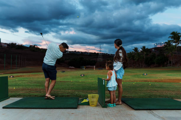 rodzinna zabawa na driving range - standing family golf loving zdjęcia i obrazy z banku zdjęć