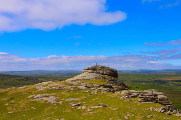 a tor in dartmoor - dartmoor haytor rocks rock outcrop imagens e fotografias de stock