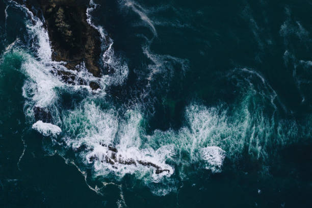 istock Huge sea waves agains rocks 1919112559