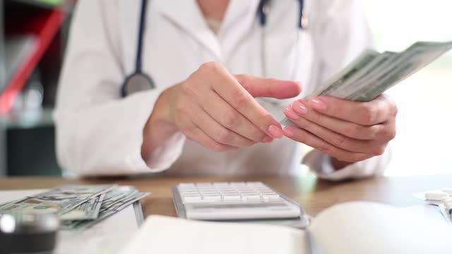 Doctor calculates cost of examination in hospital and saves money on medical services