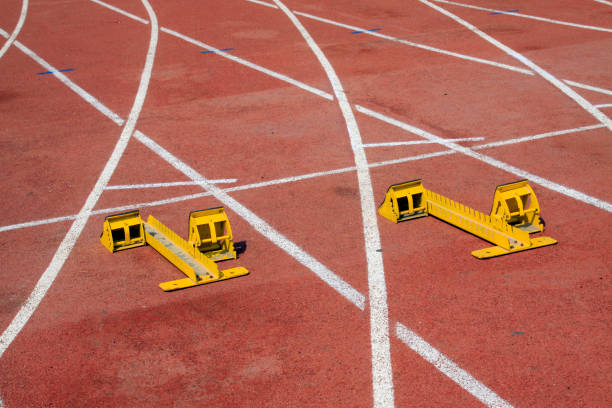 yellow starting block and athletes - starting block zdjęcia i obrazy z banku zdjęć