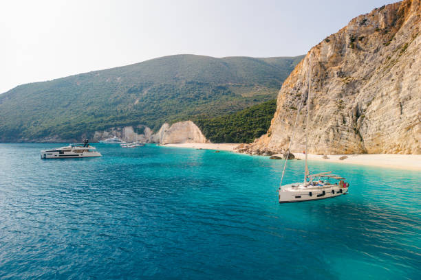 a beautiful lagoon of fteri, beach, kefalonia, greece - villa summer rock sand - fotografias e filmes do acervo
