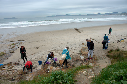 Numerous volunteers went to the beaches of Galicia to collect plastic pellets that had fallen on a boat using basic tools such as funnels, strainers, gloves
