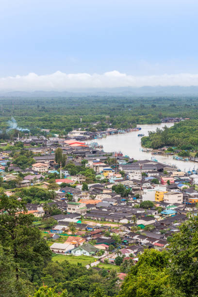 vista aérea do subdistrito de paknam langsuan. - chumphon - fotografias e filmes do acervo