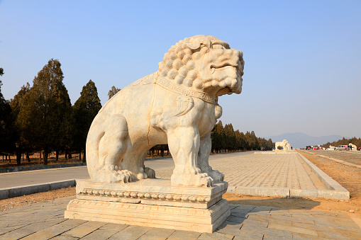 A big sculpture of a roaring lion