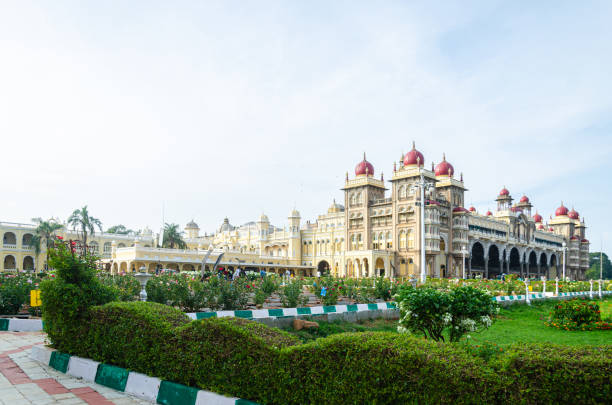 majestic view of the mysore palace - wodeyar photos et images de collection