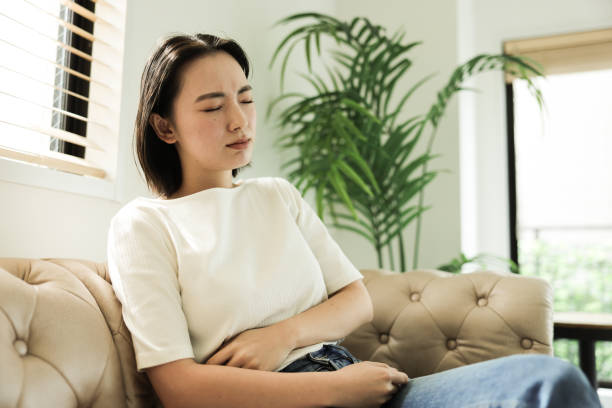 胃痛のあるアジア人女性 - 腹痛 ストックフォトと画像