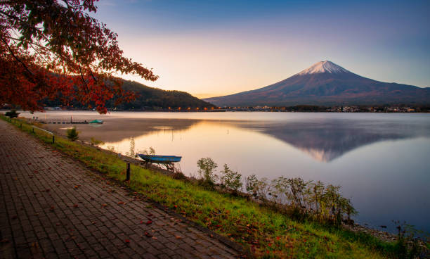 mt. fuji over lake kawaguchiko with autumn foliage at sunset in fujikawaguchiko, japan. - japan nautical vessel sakura tokyo prefecture stock-fotos und bilder