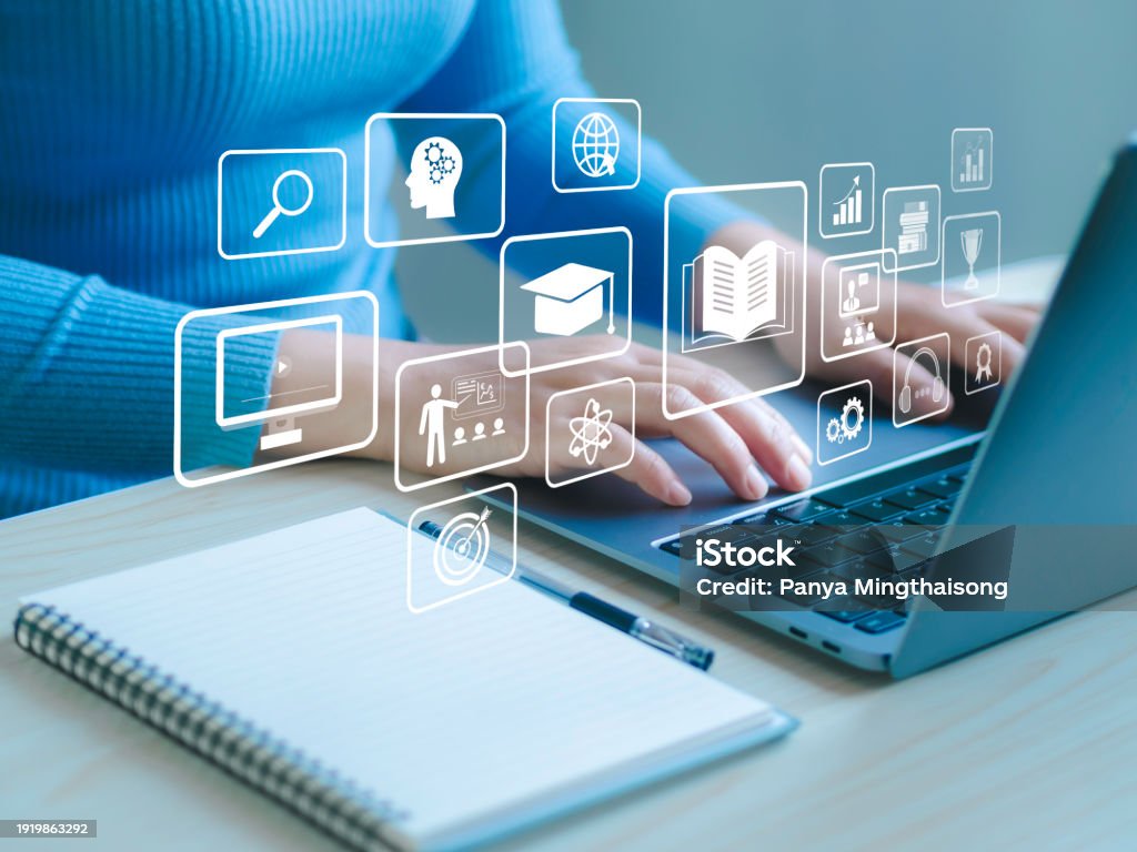 Pendidikan e-learning, pelajaran internet, dan pembelajaran online dengan webinar, tutorial video, pengembangan pribadi, dan kualifikasi profesional. Kursus digital untuk mengembangkan keterampilan baru - Bebas Royalti Pembelajaran elektronik Foto Stok Pendidikan e-learning, pelajaran internet, dan pembelajaran online dengan webinar, tutorial video, pengembangan pribadi, dan kualifikasi profesional. Kursus digital untuk mengembangkan keterampilan baru - Bebas Royalti Pembelajaran elektronik Foto Stok