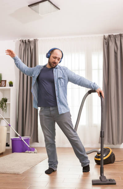 cleaning floor with vacuum cleaner - all laundry detergent audio photos et images de collection