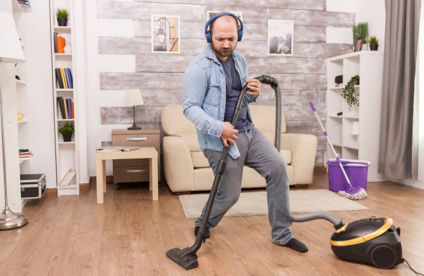 hombre emocionado limpiando la casa - all laundry detergent audio fotografías e imágenes de stock