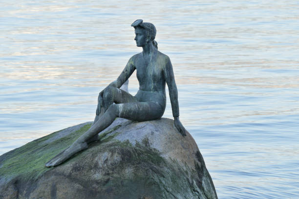 rzeźba z brązu "dziewczyna w kombinezonie" w stanley park w vancouver - brockton zdjęcia i obrazy z banku zdjęć