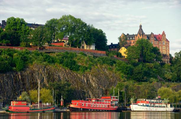 stockholm embankment with boats - riddarfjarden fotografías e imágenes de stock