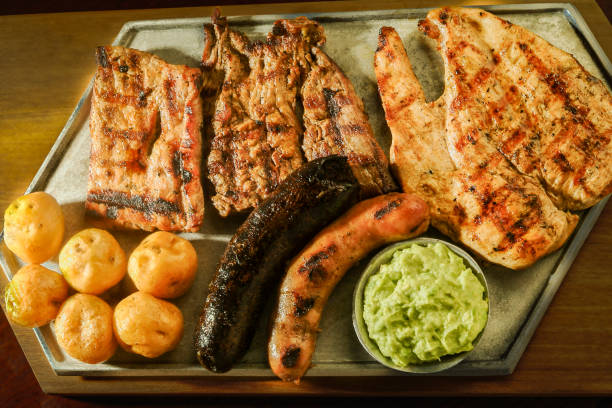 肉やソーセージのグリル - バーベキュー、バーベキュー - rotisserie chicken roasted barbecue ストックフォトと画像