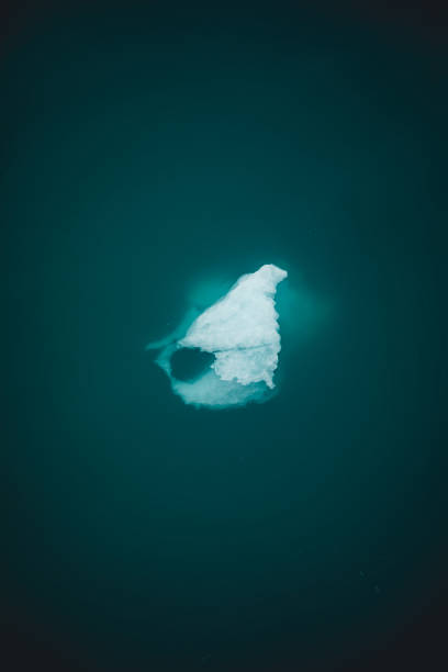 アラスカの青い海に浮かぶ孤独な氷山 - glacier alaska iceberg melting ストックフォトと画像