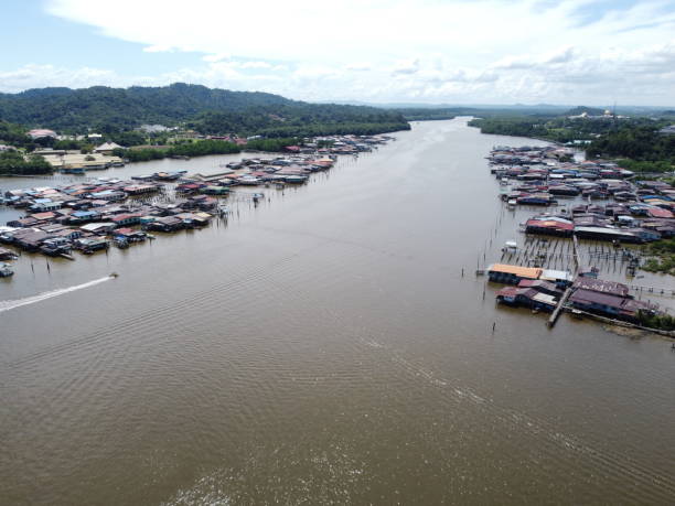 bandar seri begawan in brunei is a beautiful and harmonious asian nation, situated on the northern coast of borneo in the south china sea. the purest air, immaculate coastline, lush rainforest. - bandar seri begawan fotografías e imágenes de stock