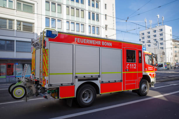 bonner feuerwehrfahrzeug im einsatz - north rhine westfalia flash stock-fotos und bilder