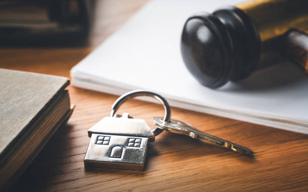 Real estate law Gavel and house key on the table foreclosure stock pictures, royalty-free photos & images