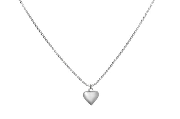 una cadena metálica con colgante de corazón aislada en blanco. joyería de lujo - heart pendant fotografías e imágenes de stock