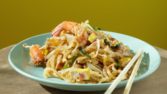 Pad Thai Seafood - Stir fried noodles with shrimps