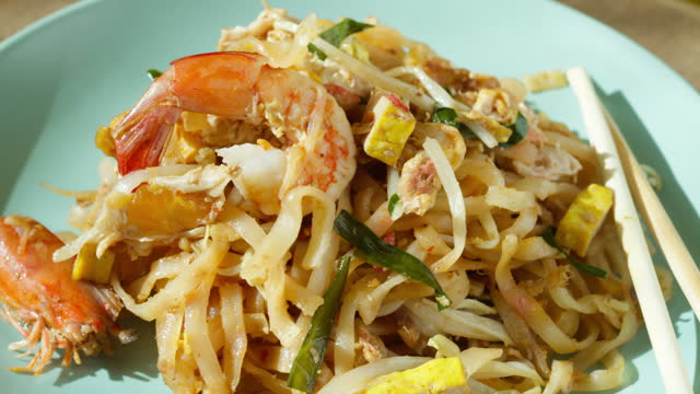 Pad Thai Seafood - Stir fried noodles with shrimps
