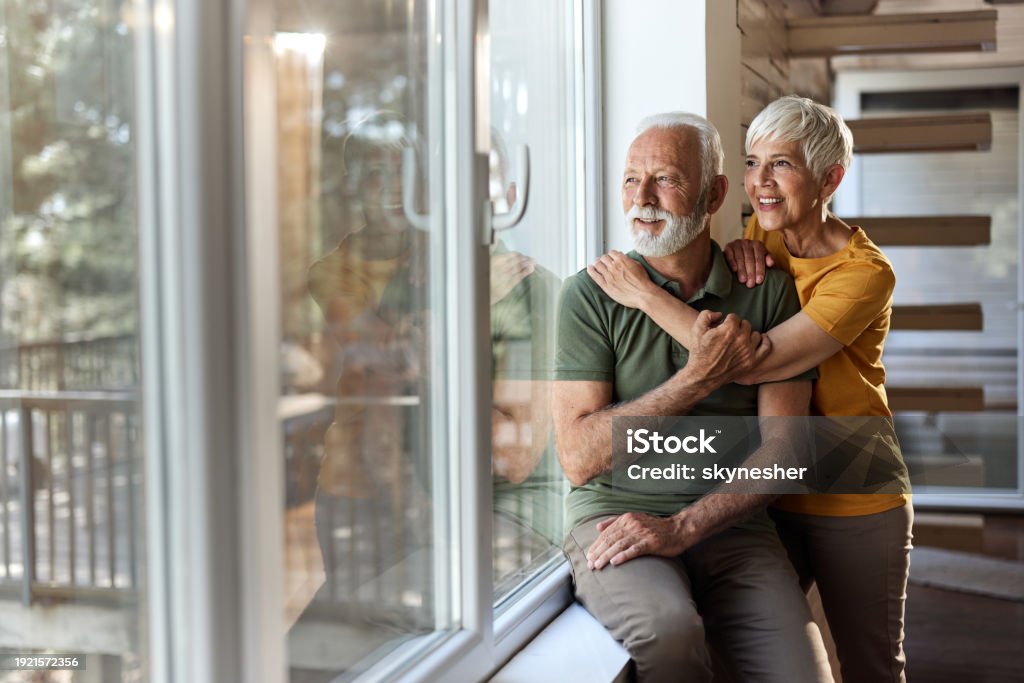 Senior couple in love looking through their home window. - Fotografie de stoc 60-69 ani fără redevențe Senior couple in love looking through their home window. - Fotografie de stoc 60-69 ani fără redevențe