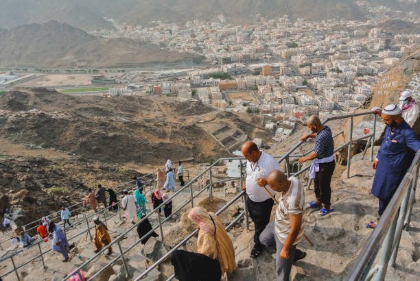 muslim pilgrims climbing and decending at jabal al nour mountain - ヒラーの洞窟 ストックフォトと画像