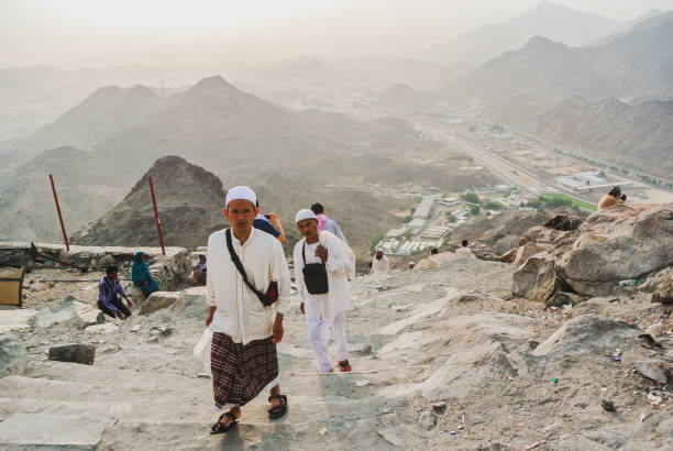 ジャバル・アル・ヌール山に登るイスラム教徒の巡礼者 - ヒラーの洞窟 ストックフォトと画像
