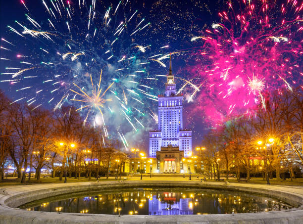 new year fireworks display in warsaw, poland - firework display pyrotechnics cityscape high up foto e immagini stock