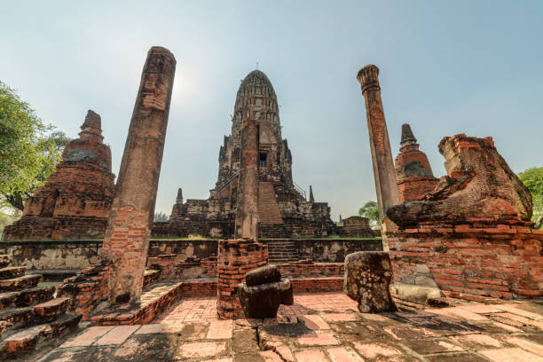 scenic ruins of the wat ratchaburana in ayutthaya, thailand - ratchaburana - fotografias e filmes do acervo