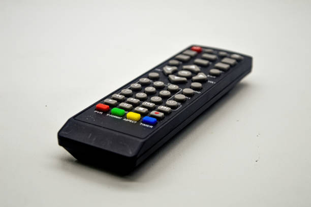 un telecomando tv nero isolato su sfondo bianco - epg foto e immagini stock