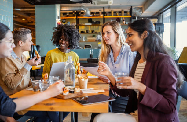 istock Businesswomen having a lunch meeting 1922048035