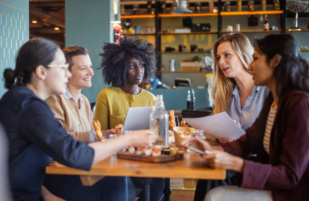 istock Businesswomen having a lunch meeting 1922048037