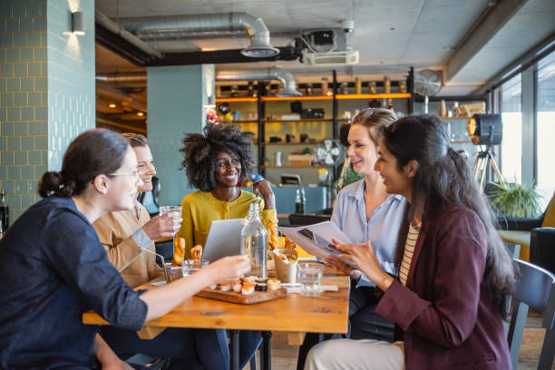 istock Businesswomen having a lunch meeting 1922048553