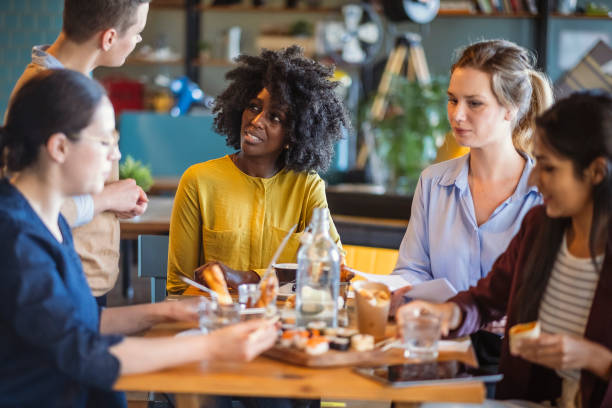 istock Businesswomen having a lunch meeting 1922049079