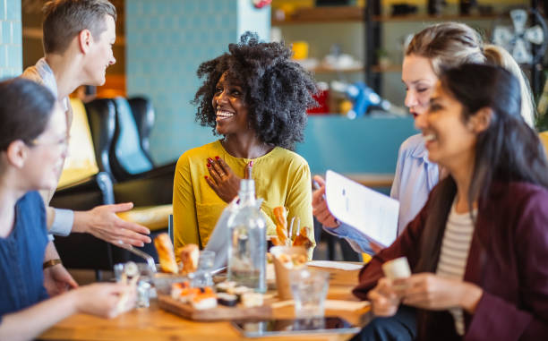 istock Businesswomen having a lunch meeting 1922049082