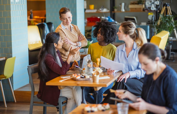 istock Businesswomen having a lunch meeting 1922050126