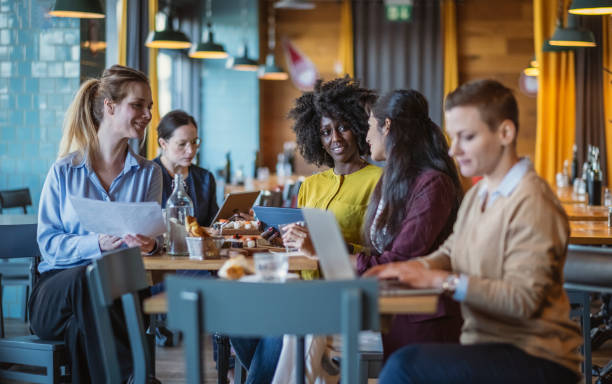 istock Businesswomen having a lunch meeting 1922050135