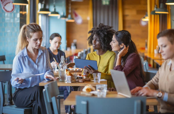 istock Businesswomen having a lunch meeting 1922050653