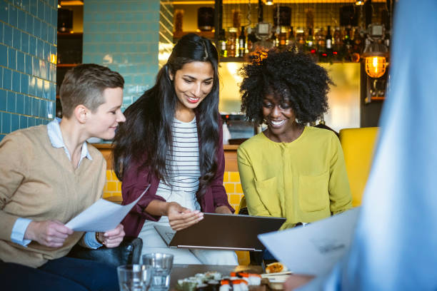 istock Businesswomen having a lunch meeting 1922052236